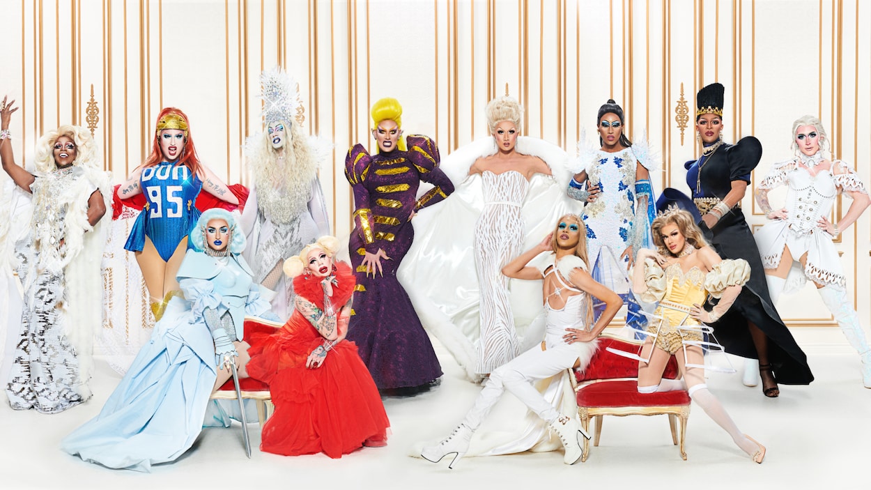12 drag queens posent.