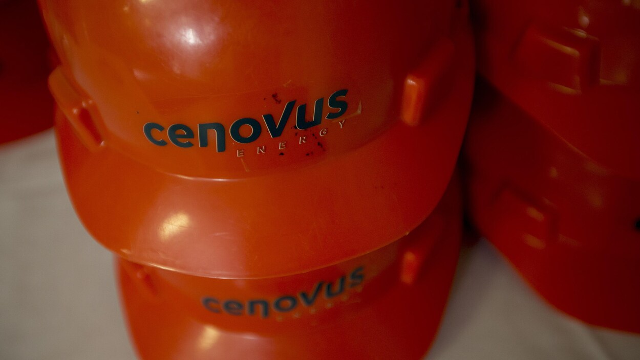 Une pile de casques de chantier estampillés Cenovus.