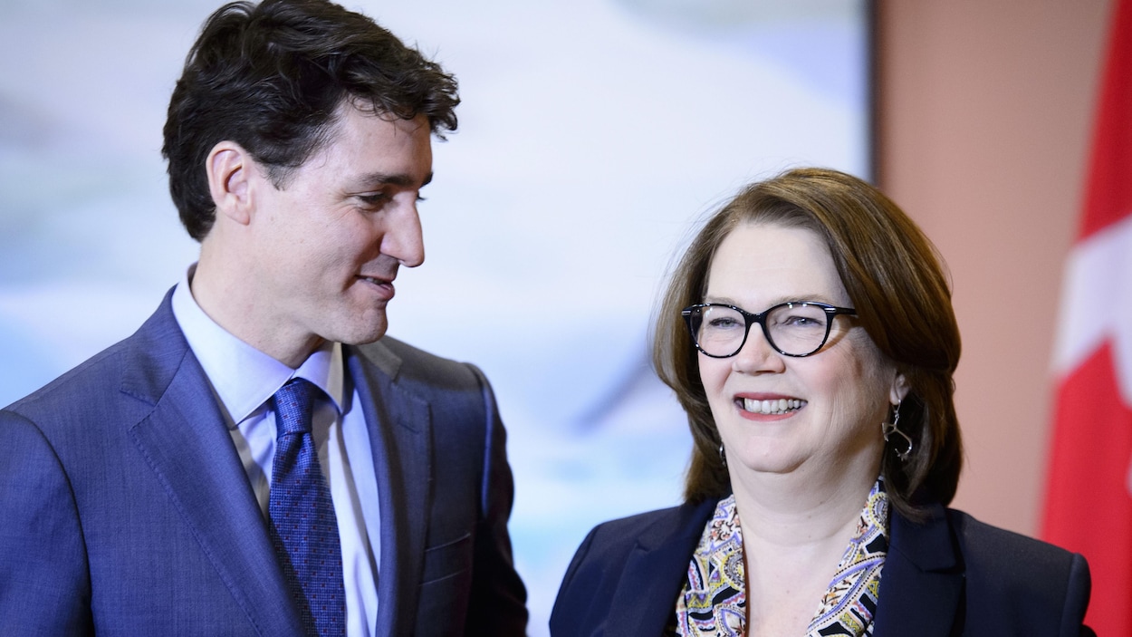 Justin Trudeau regarde Jane Philpott qui sourit.