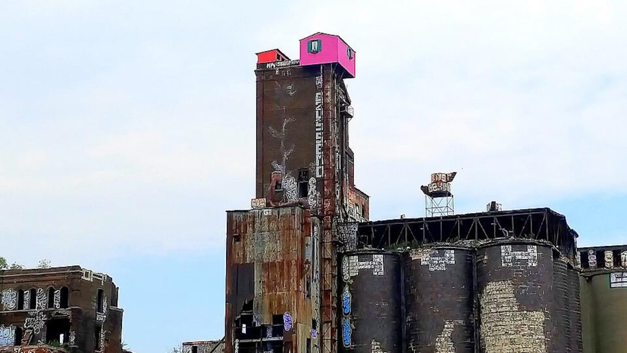 L’ancienne usine coiffée d’une petite maison rose menace de s’effondrer, selon un rapport