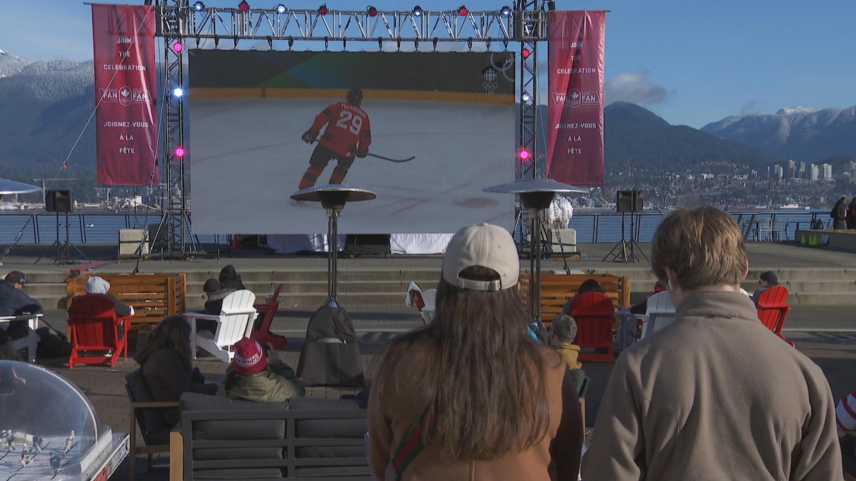 Ils se rassemblent au centre-ville de Vancouver pour encourager Équipe Canada