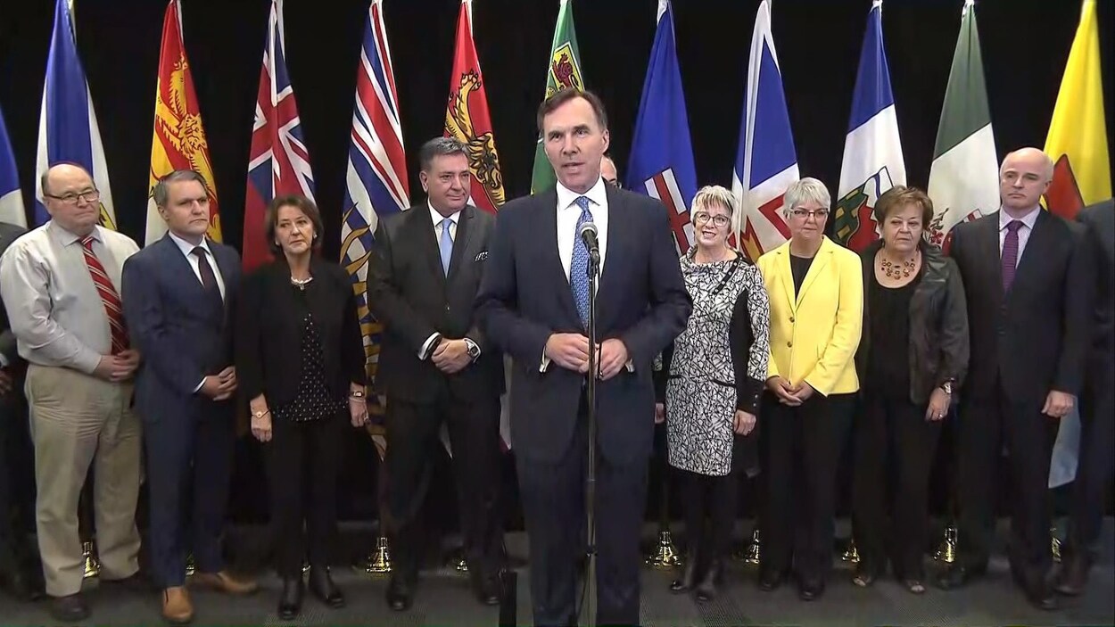Le ministre fédéral des Finances Bill Morneau entouré de ses homologues des provinces et territoires. Le ministre fédéral des Finances Bill Morneau entouré de ses homologues des provinces et territoires.