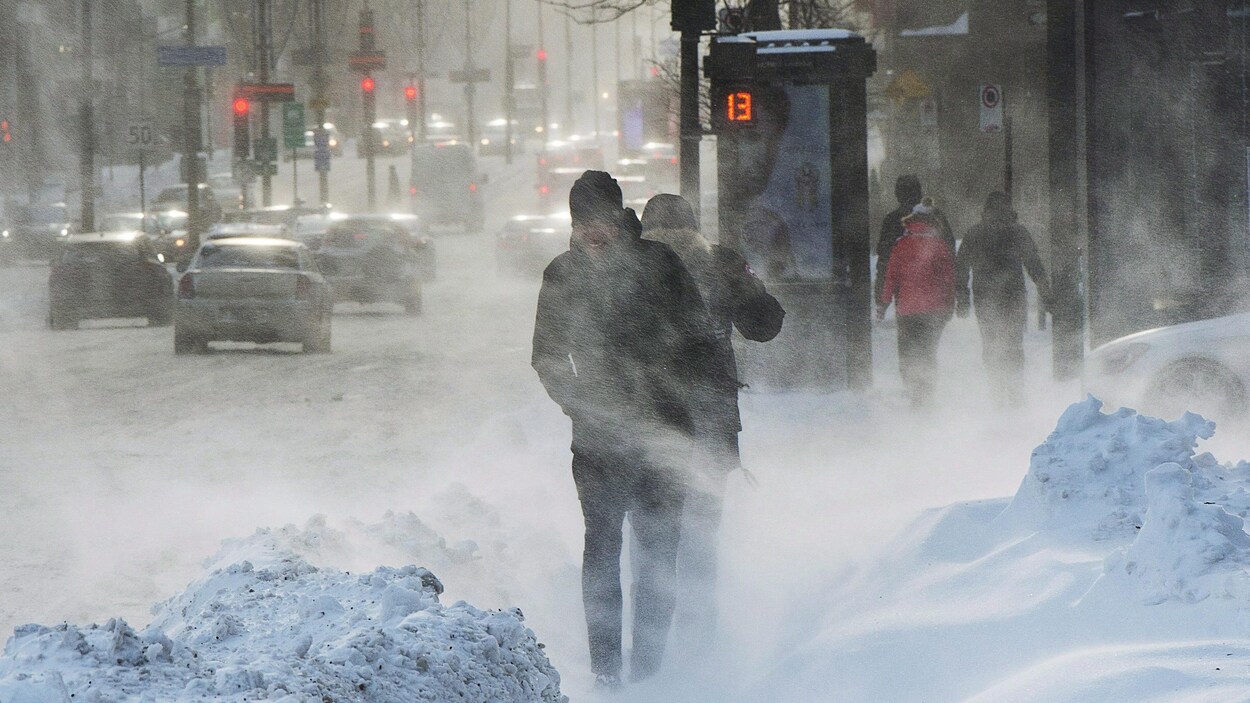 Des passants marchent dans les rues de Montréal alors que l'indice de refroidissement éolien oscille autour de moins 30 degrés Celsius. Des passants marchent dans les rues de Montréal alors que l'indice de refroidissement éolien oscille autour de moins 30 degrés Celsius.