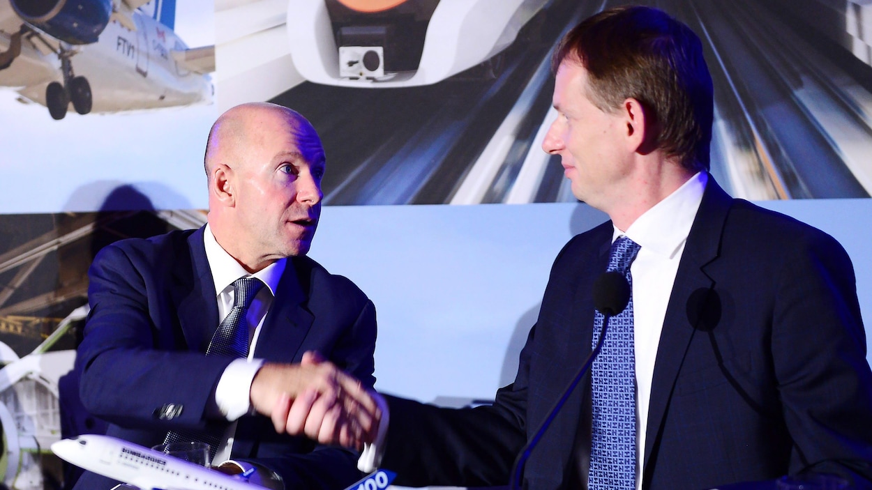 Alain Bellemare serre la main du chef des opérations d’Airbus hélicoptères pour l’Amérique du nord, Romain Trapp, lundi 16 octobre 2017, à Montréal.