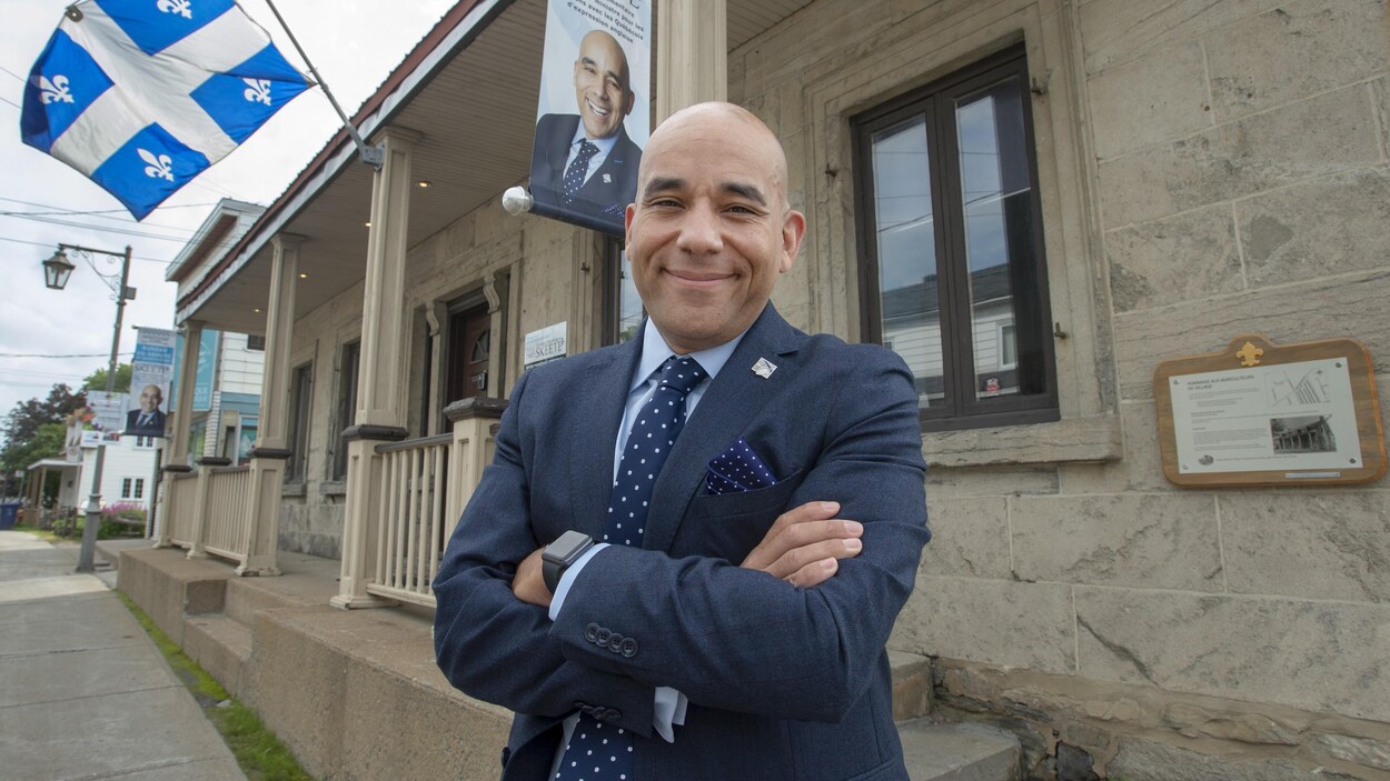 Christopher Skeete posant devant son bureau à Laval.