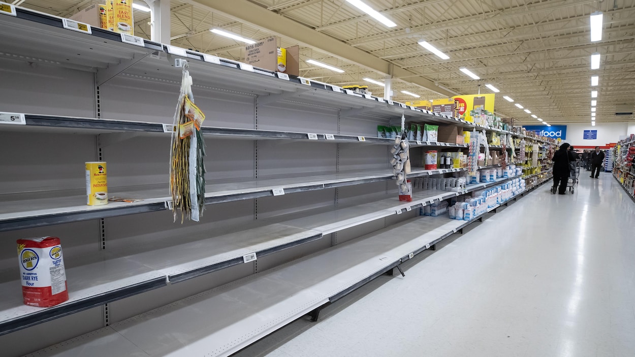 Des étagères vides dans une épicerie de Colombie-Britannique.