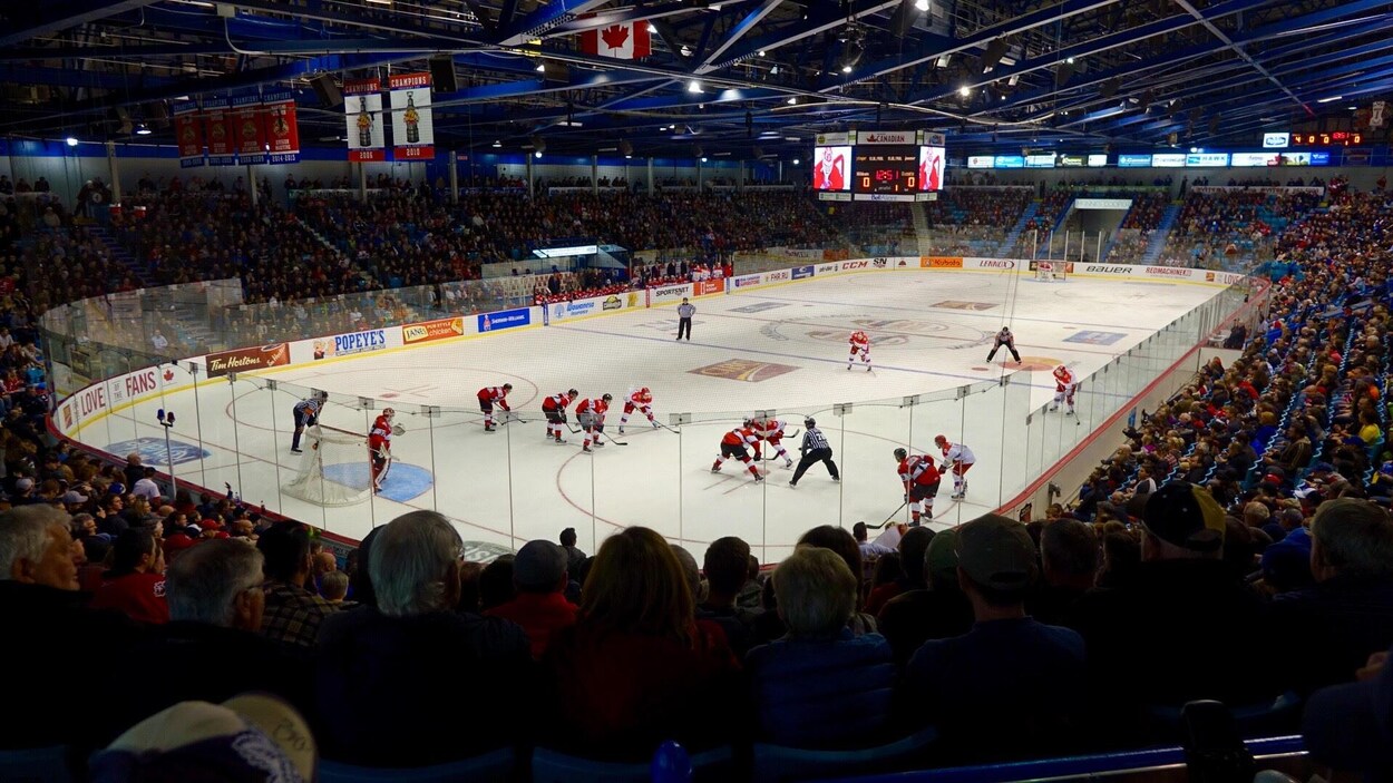 Les joueurs de l'équipe Canada qui affronte la Russie au colisée de Moncton pendant la série Canada-Russie.