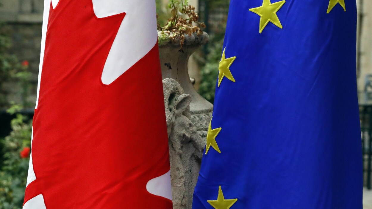 Les drapeaux du Canada et de l'Union européenne côte à côte.