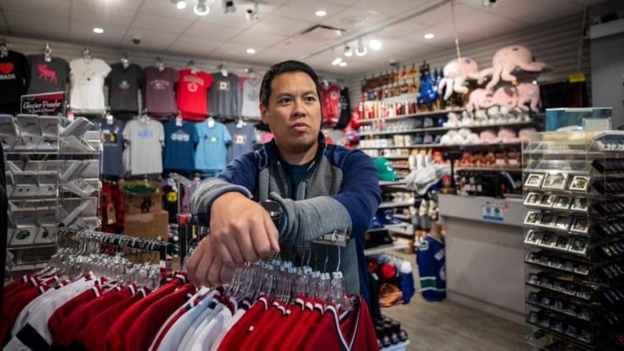 Le commerçant Chris Cheung, du magasin Canadian Crafts à Vancouver.