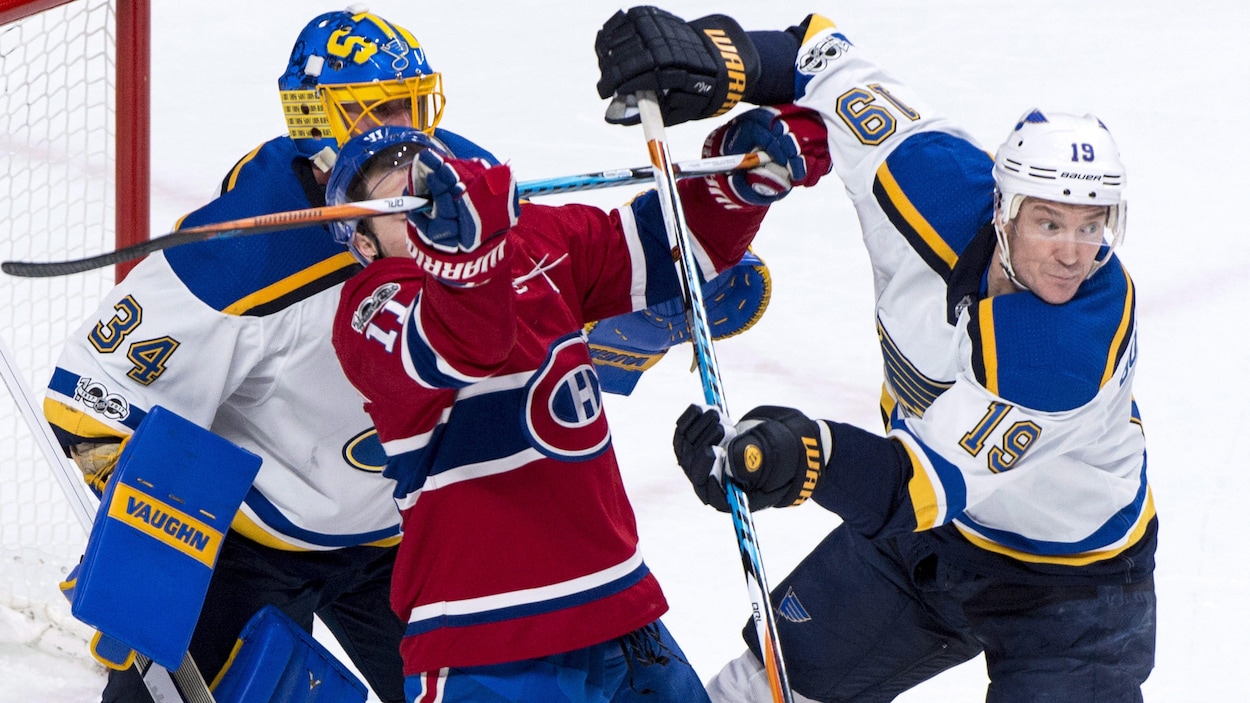 Jay Bouwmeester et Brendan Gallagher devant le gardien Jake Allen Jay Bouwmeester et Brendan Gallagher devant le gardien Jake Allen