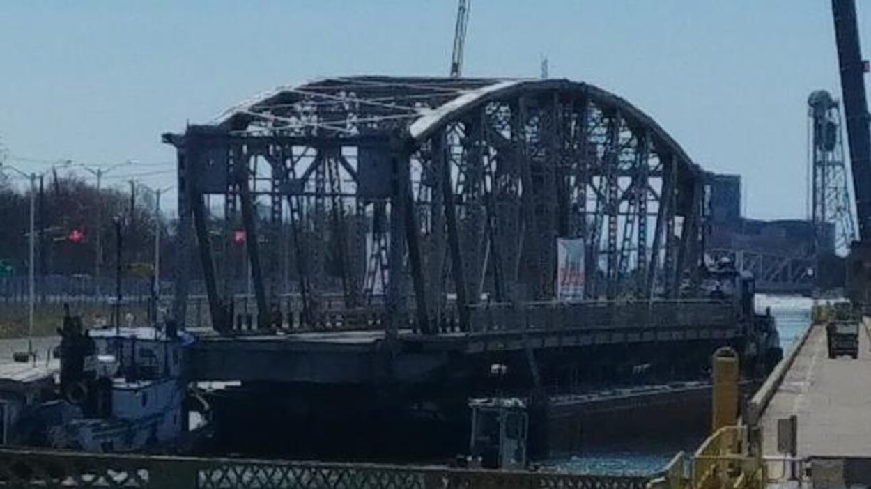 Le pont Forks Road est déposé sur une structure flottante pour être remorqué sur les eaux.