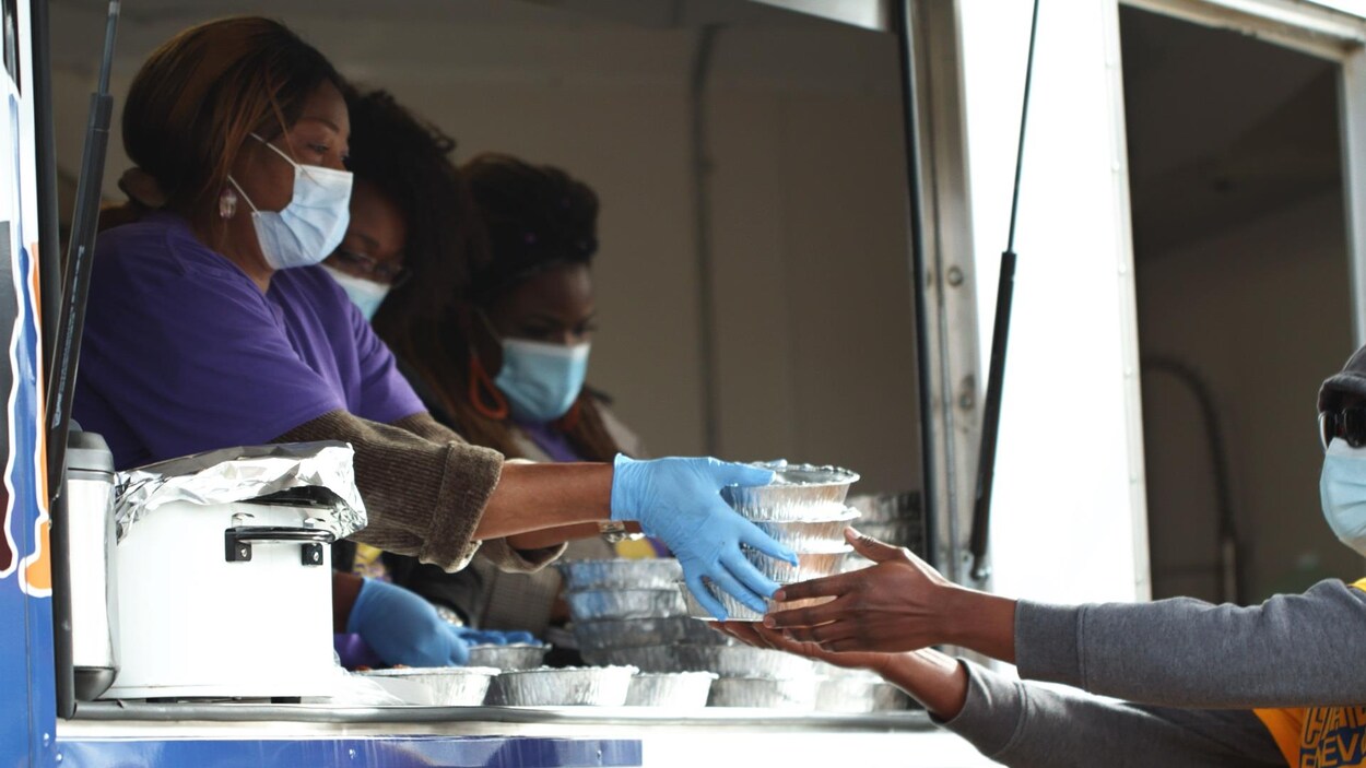 Des femmes qui servent des repas.