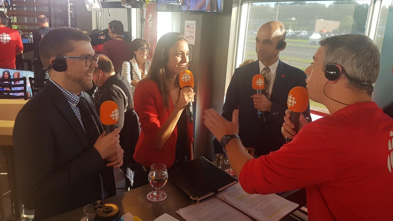 Le bloquiste Sébastien Bouchard-Théberge, la libérale Laurence Harvey et le conservateur Steven Blaney discutent avec l'animateur Guillaume Dumas.