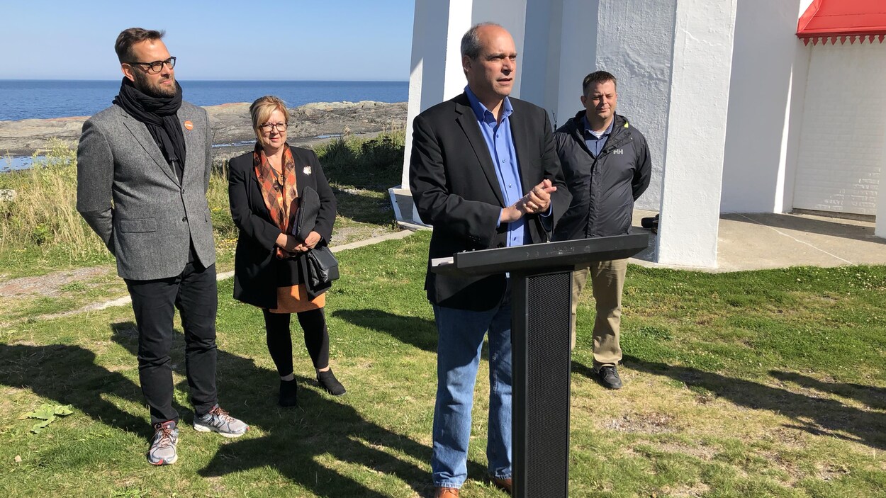 Les quatre candidats néo-démocrates tiennent un point de presse à l'extérieur, près du fleuve.