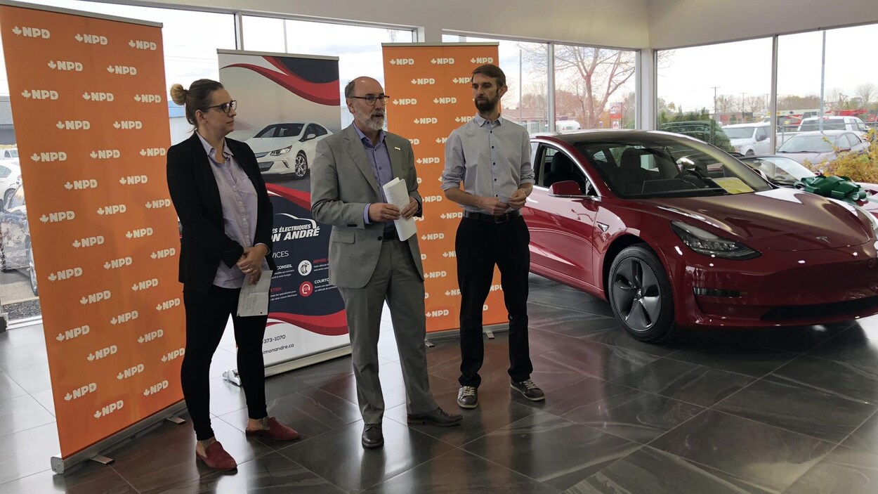 Les candidats du Nouveau Parti démocratique (NPD) de Jagmeet Singh en Mauricie, Ruth Ellen Brosseau (Berthier-Maskinongé), Robert Aubin (Trois-Rivières) et Barthélémy Boisguérin (Saint-Maurice-Champlain) en point de presse, mardi.