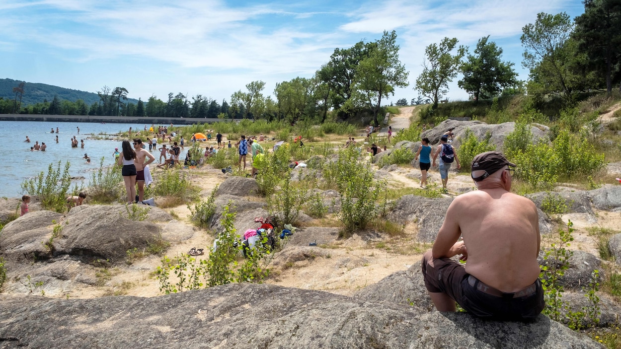 Des Français se baignent dans un cours d'eau.