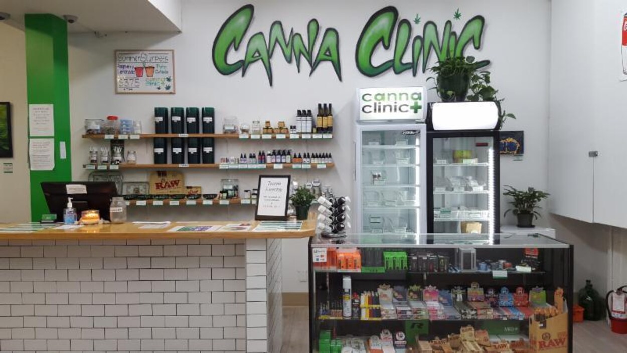 L'intérieur du magasin Canna Clinic de Banff