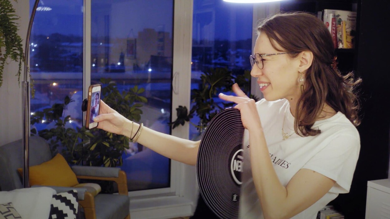 Une femme prend un selfie.