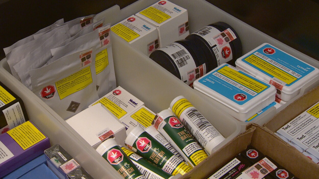 Plan serré de produits du cannabis en vente en Alberta.