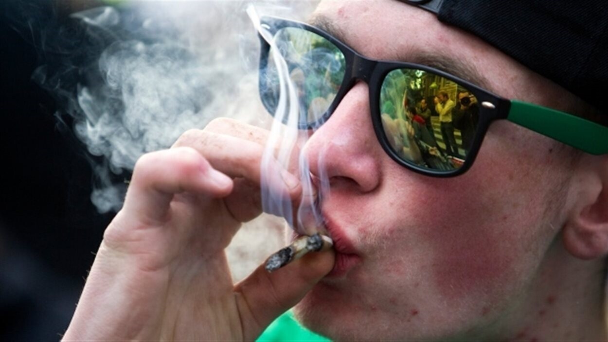 Un jeune qui consomme du cannabis. Un jeune qui consomme du cannabis.