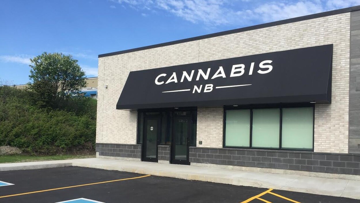 La façade du magasin est ornée d'une grande enseigne de Cannabis NB en lettres blanches sur fond noir