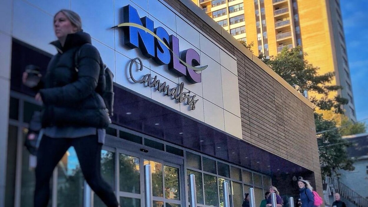 Des passantes devant le magasin NSLC Cannabis.