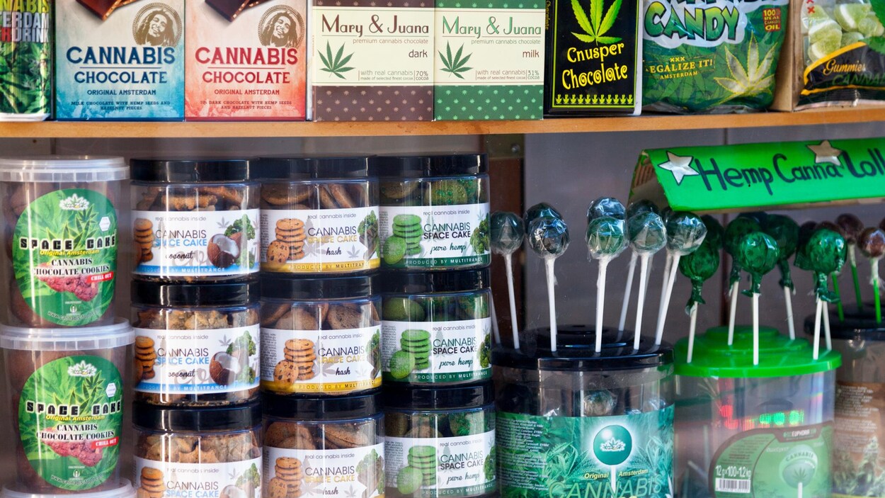 Plusieurs produits comestibles à base de cannabis sont présentés dans la vitrine d'un commerce.