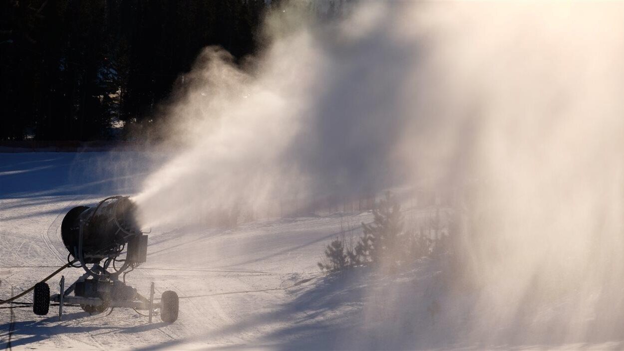 canon à neige sur une piste