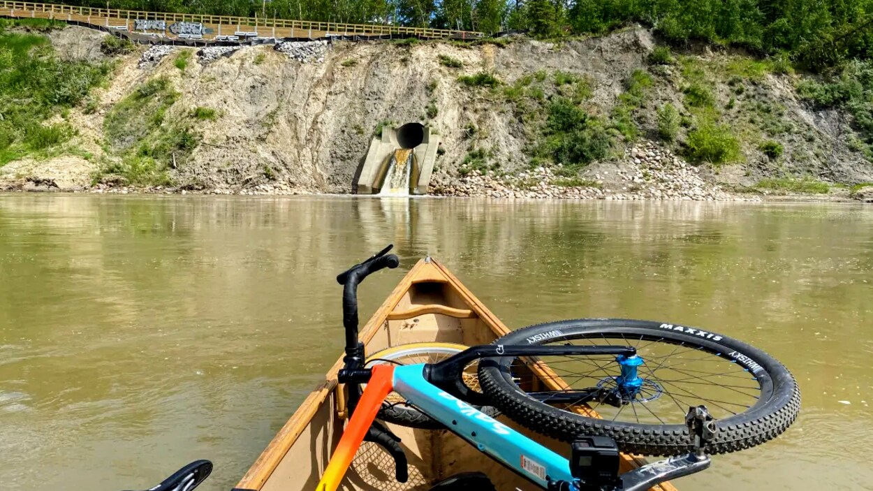 Vélo à bord d'un canot.
