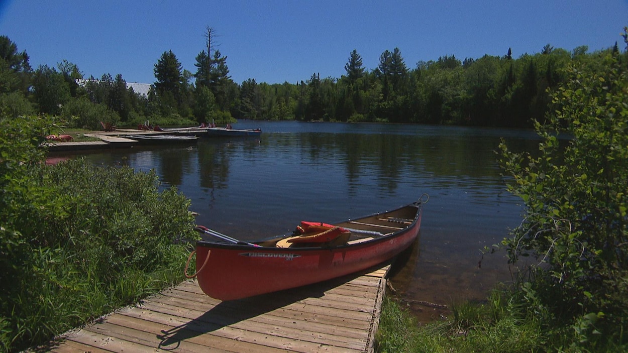 Un canot à quai au camp Minogami