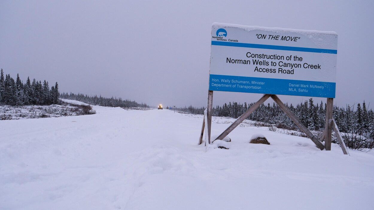 Un panneau annonce la construction de la route vers Canyon Creek.
