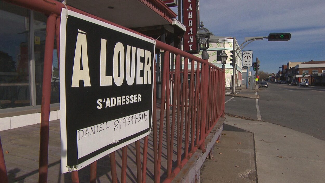Une affiche «à louer» sur un bâtiment commercial.