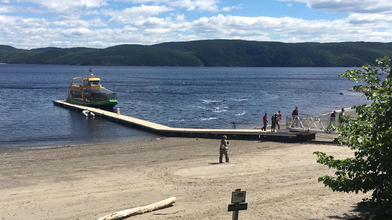 Il y a un bateau accosté à un quai.
