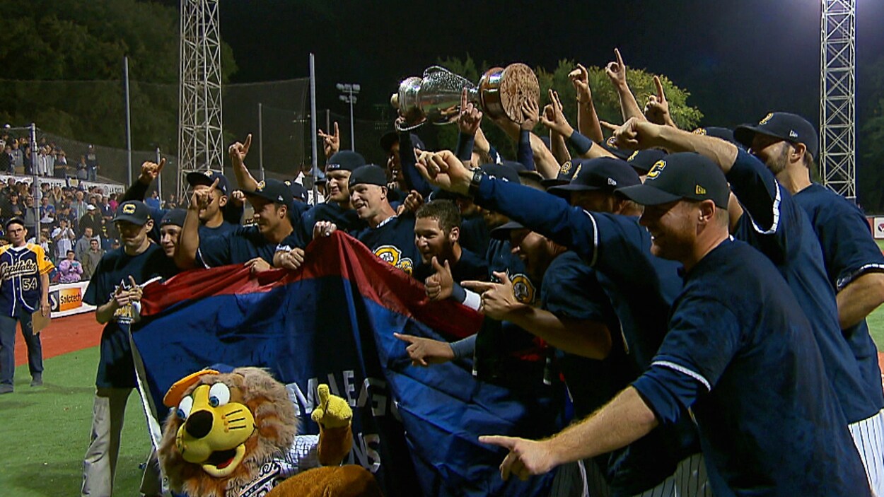 Les Capitales avec le trophée de la Ligue Can-Am.
