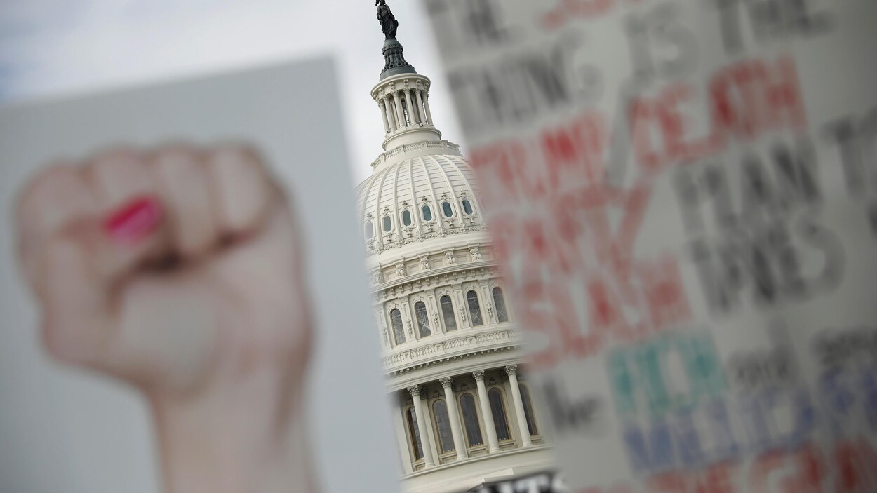 Une pancarte d'un poing levé devant le Capitole des États-Unis. Une pancarte d'un poing levé devant le Capitole des États-Unis.