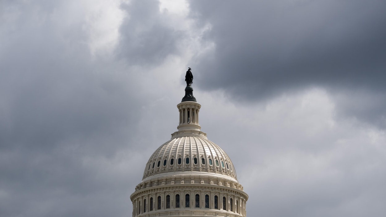 La coupole du Capitole sous les nuages à Washington.