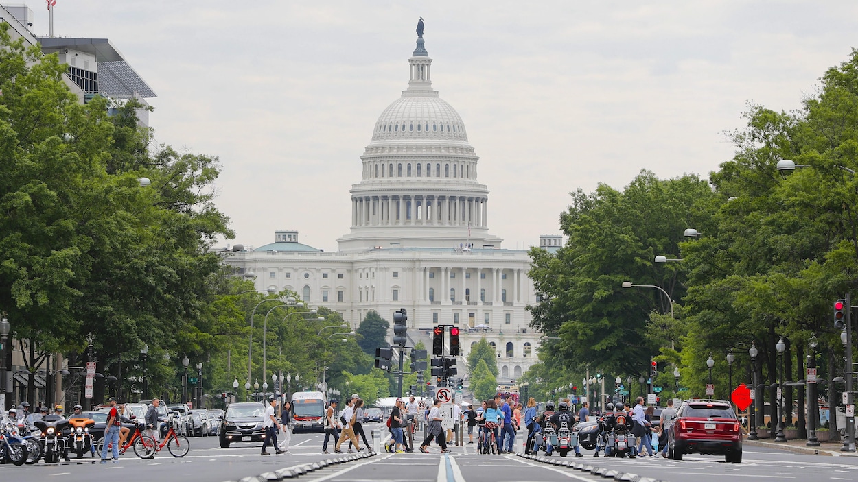 Une rue passante près du Capitole de Washington. Une rue passante près du Capitole de Washington.