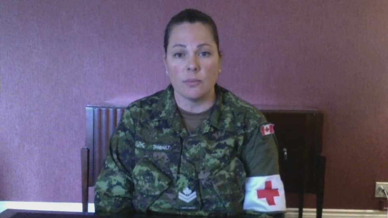 Capture d'écran de la femme en uniforme de soldat avec la croix rouge au bras gauche, lors d'une entrevue Facetime.