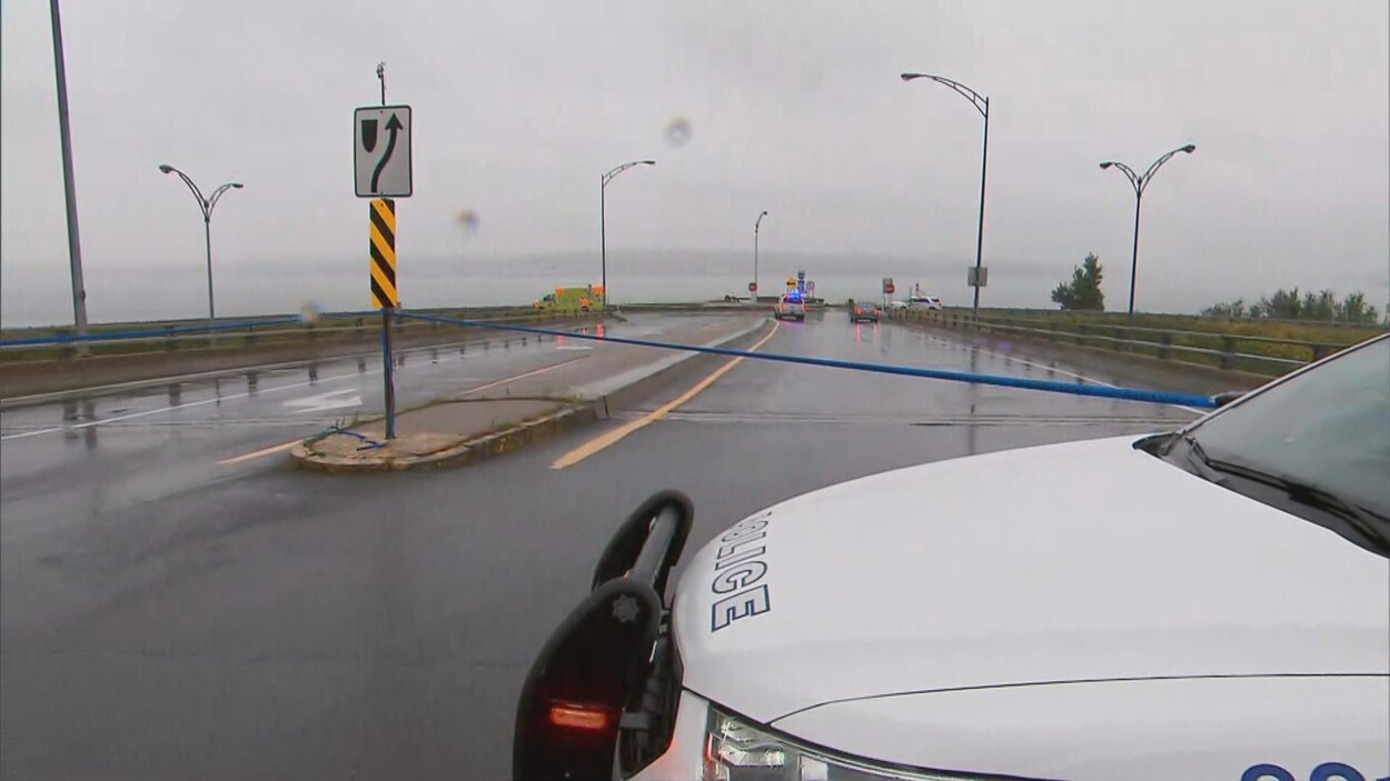 Une voiture de police bloque la route sur le boulevard des Chutes à Beauport
