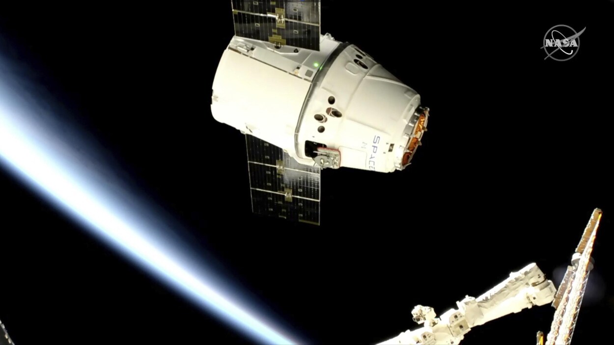 La capsule approche du du bras robotisé Canadarm 2.