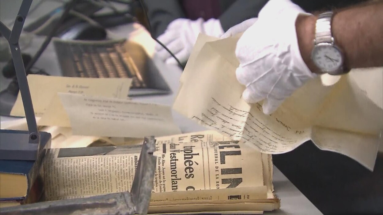 La capsule temporelle découverte près du campus de l'Université de Moncton à Shippagan révèle des éléments d'une autre époque.
