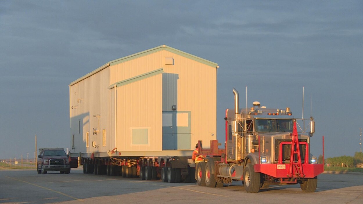 L'unité de capture du carbone sur un camion pendant son déplacement au lever du soleil.