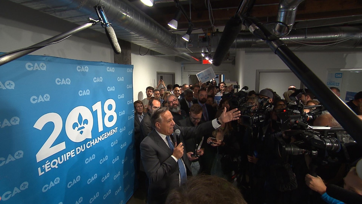 Le chef de la Coalition avenir Québec (CAQ) François Legault s'adresse à son équipe.