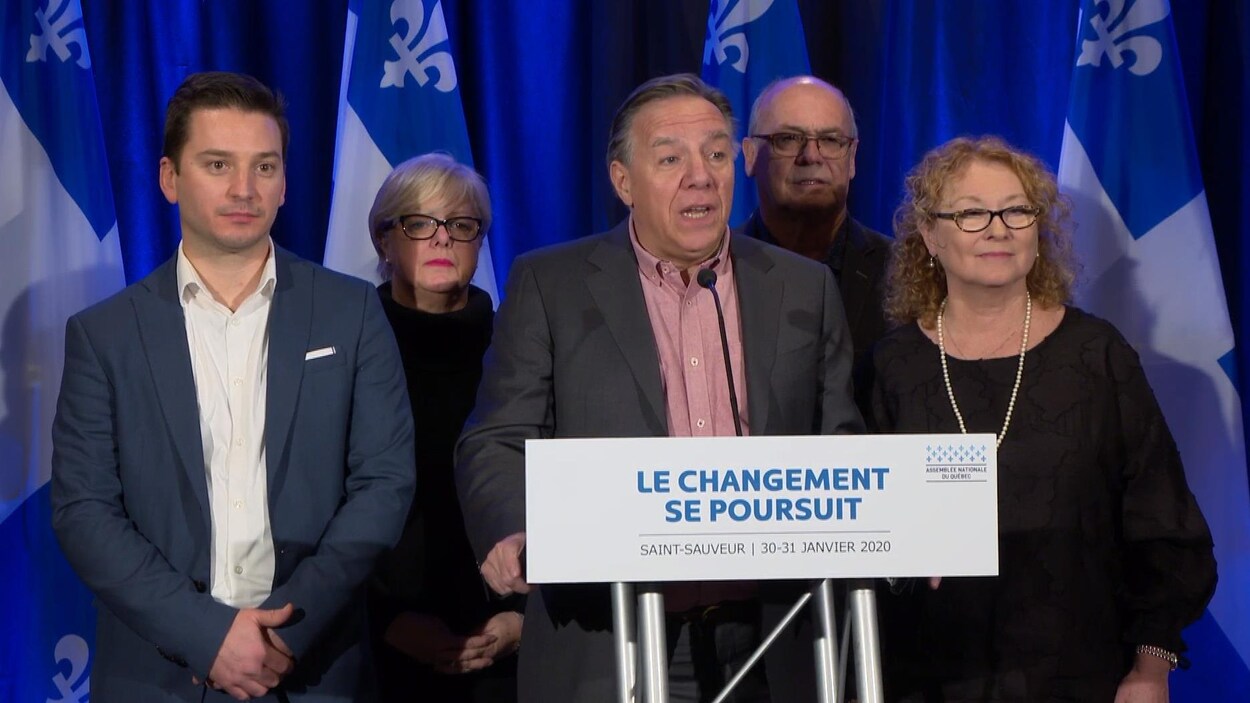 Francois Legault et ses ministres s'adressent aux médias.