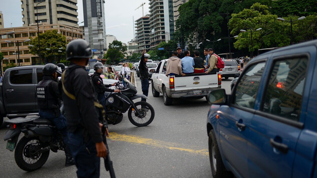 Des officiers dirigent la circulation qui semble chaotique.