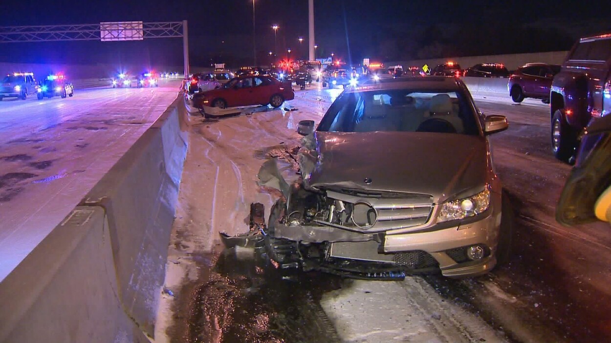 Des véhicules accidentés après un carambolage sur l'autoroute 401.