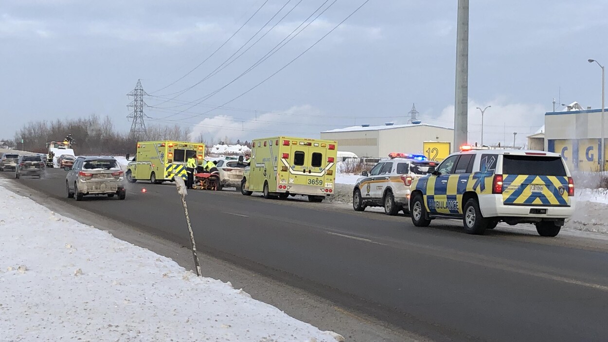 Des ambulances sur les lieux d'un accident sur l'autoroute 70.