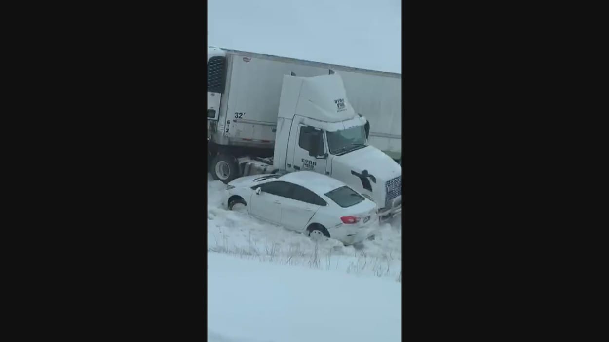 Un poids lourd et une voiture se retrouvent dans le fossé enneigé.