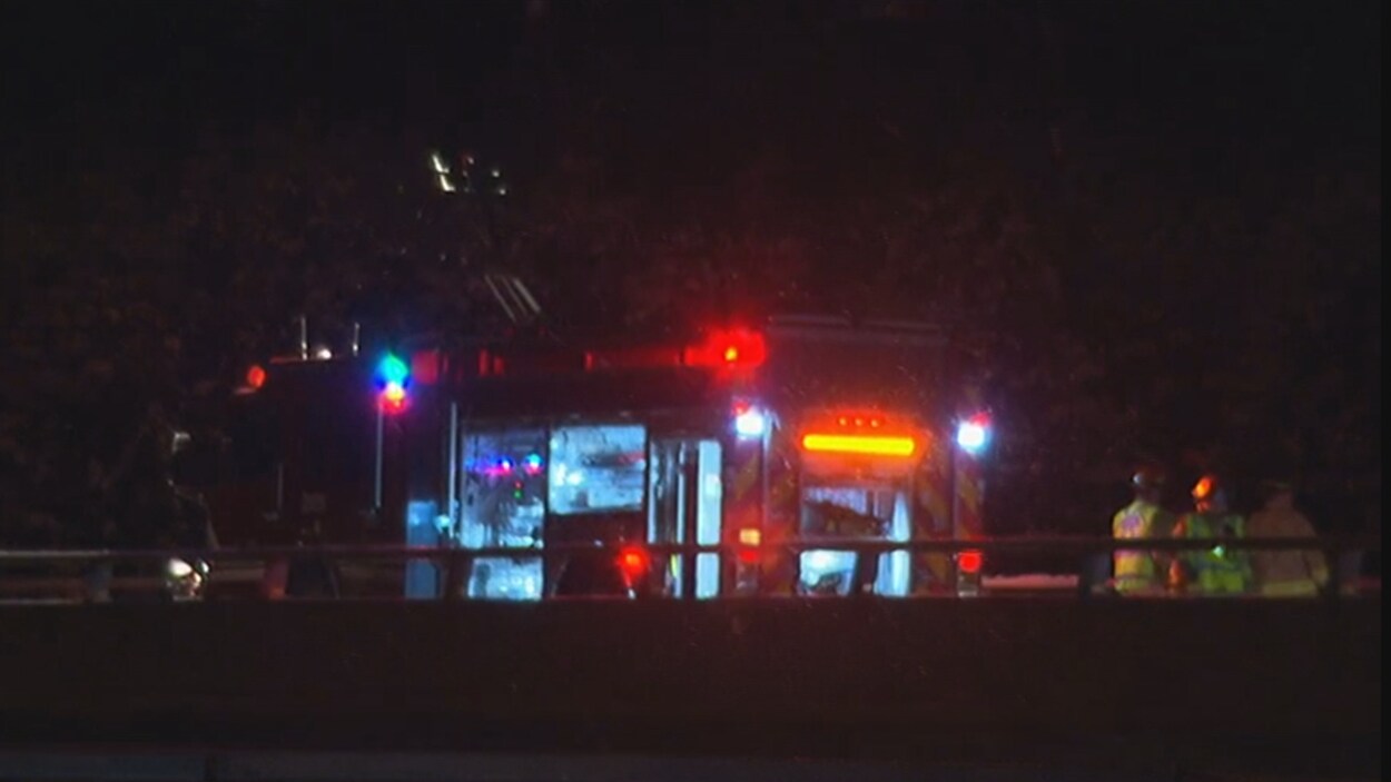 Un véhicule d'urgence sur l'autoroute.