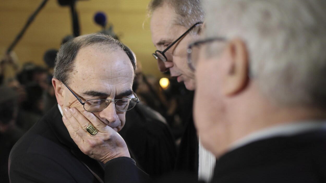 Le cardinal Philippe Barbarin écoute ses avocats Jean-Felix Luciani et Andre Soulier.